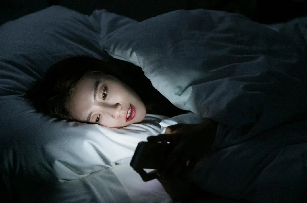 晚上侧躺床上关灯玩手机